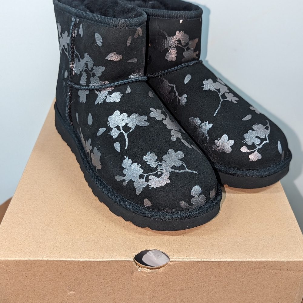 UGG CLASSIC MINI FLORAL FOIL BOOTS-Color BLACK SIZE 7.0 - Picture 4 of 8